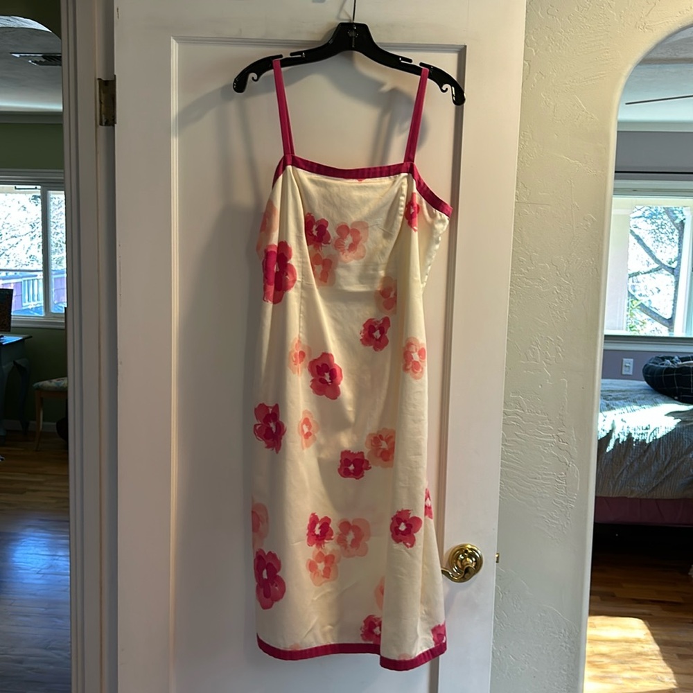 Ann Taylor cotton rayon summer dress
NOTE Zipper stuck med way down back